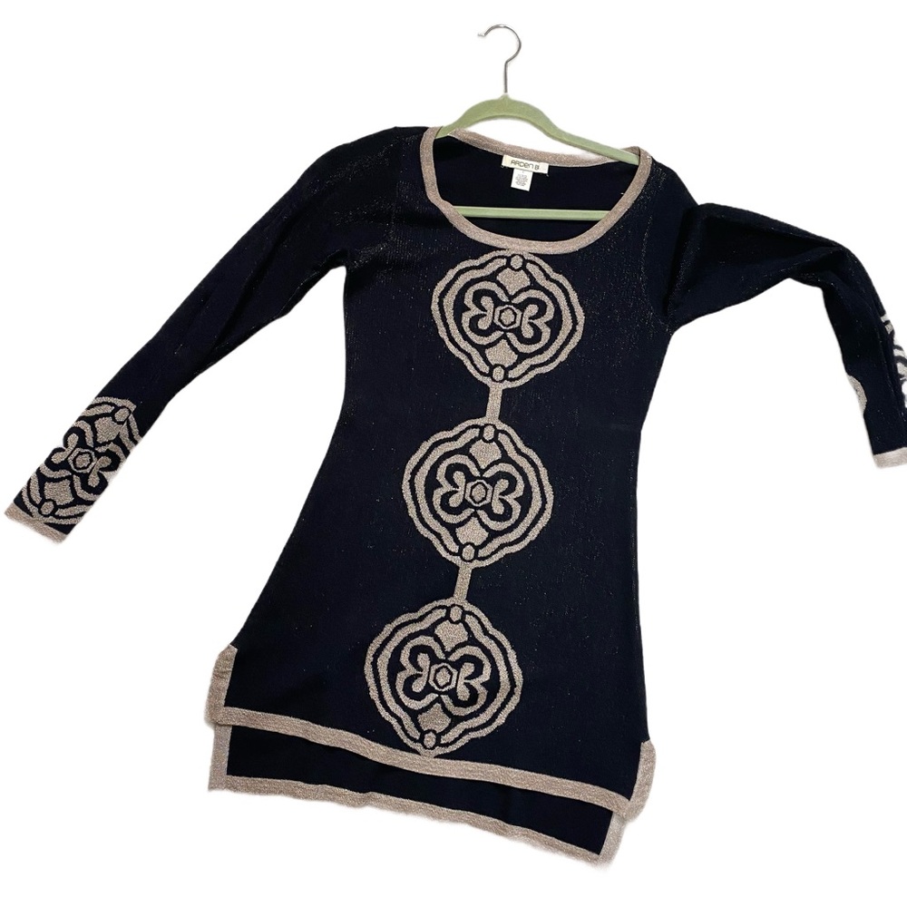 Arden B   Size S. Tunic top
